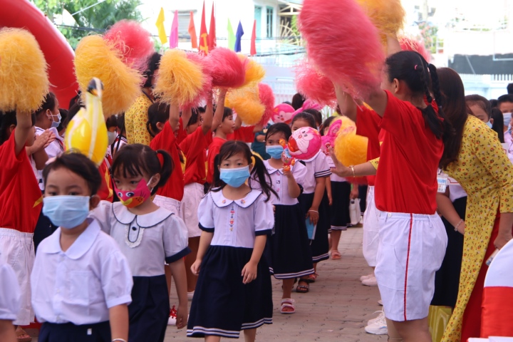 Khẩn trương tuyển dụng giáo viên 